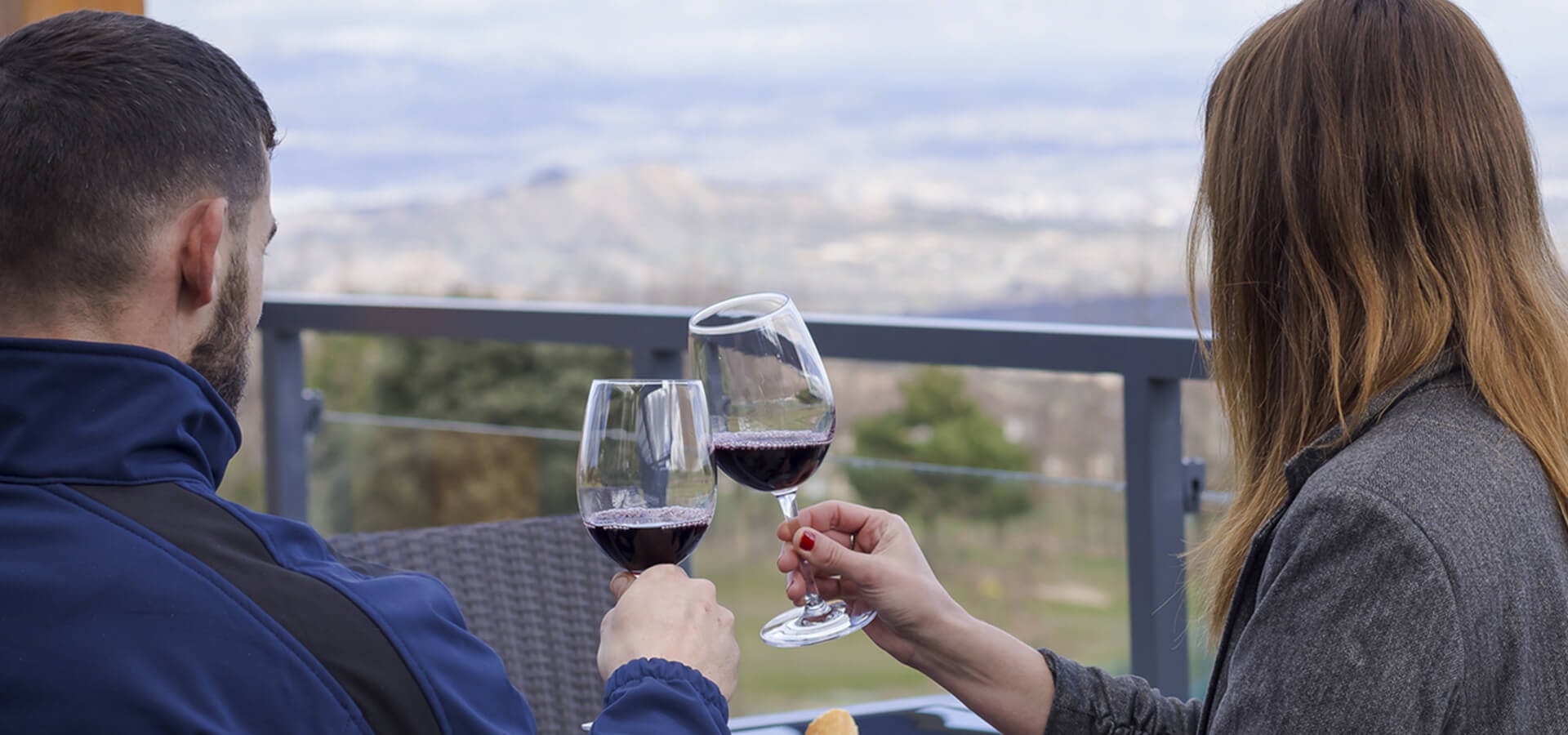 Pareja tomando vino en la terraza del Restaurante Abantos