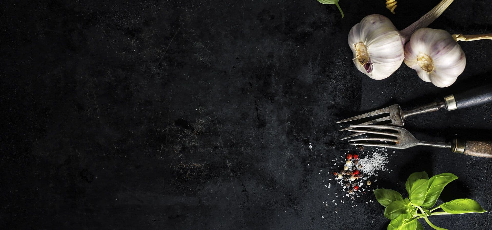 Mesa de pizarra con ajos